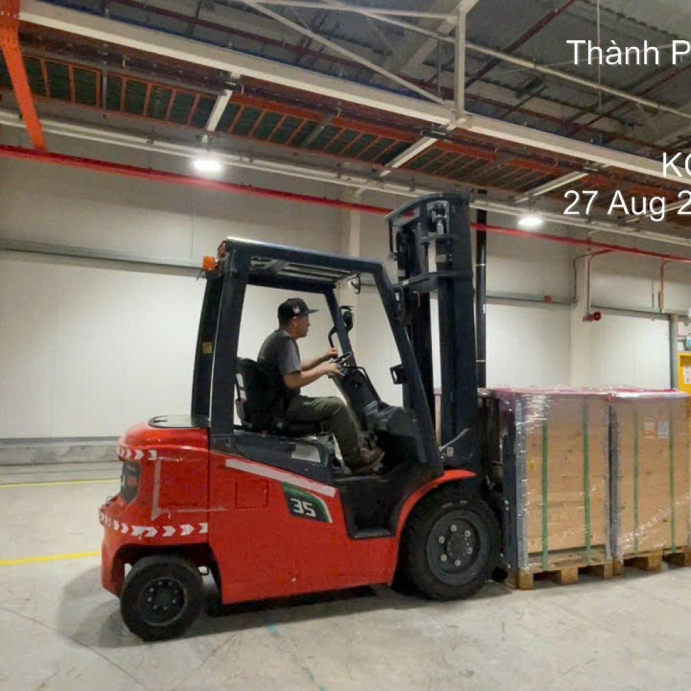 Cho thuê xe nâng đện pinlithium 3,5ton nhà mày ( First solar ) KCN Đông Nam Củ Chi