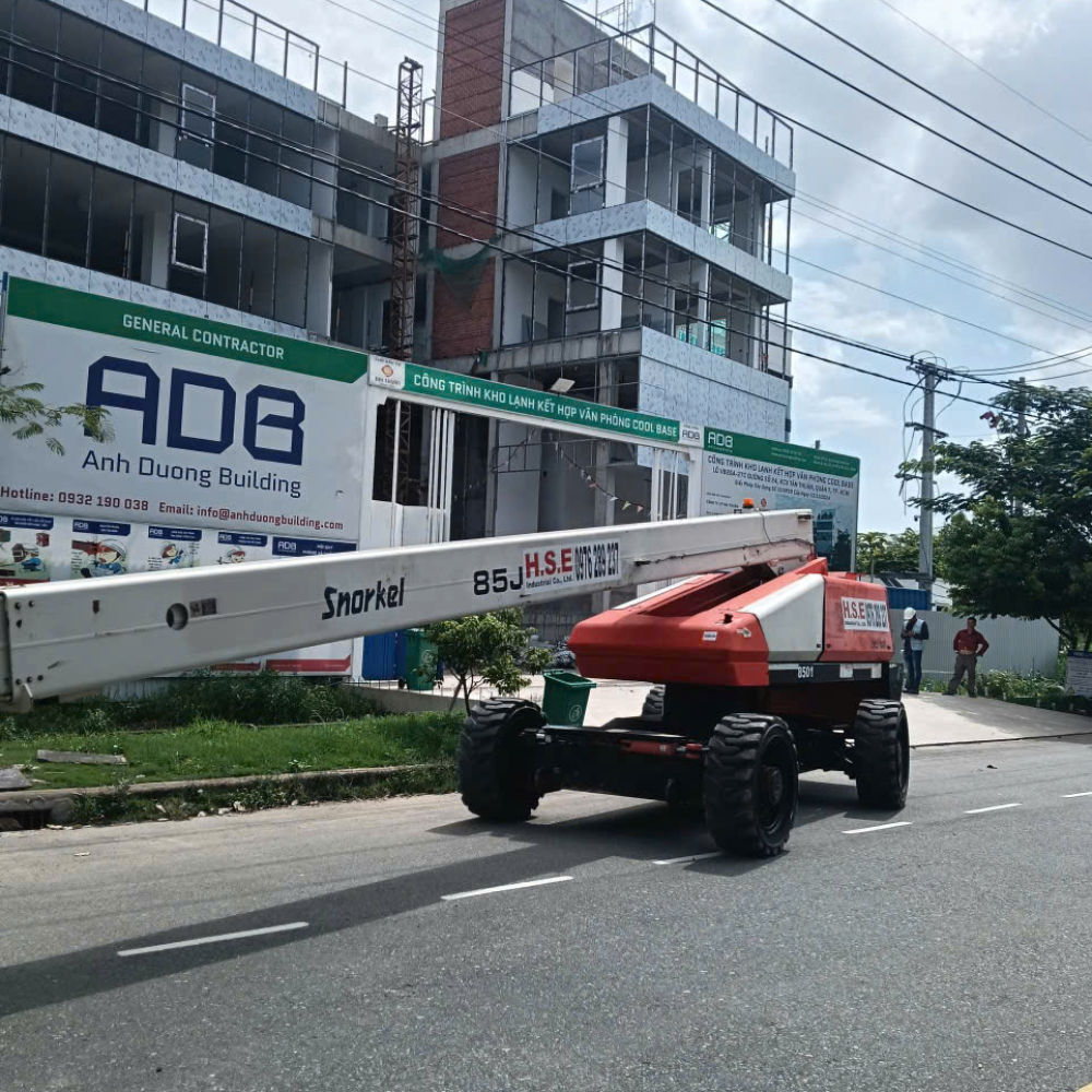 Xe nâng Sen Vàng cho thuê xe nâng tại công trình kho lạnh kết hợp văn phòng COOL BASE