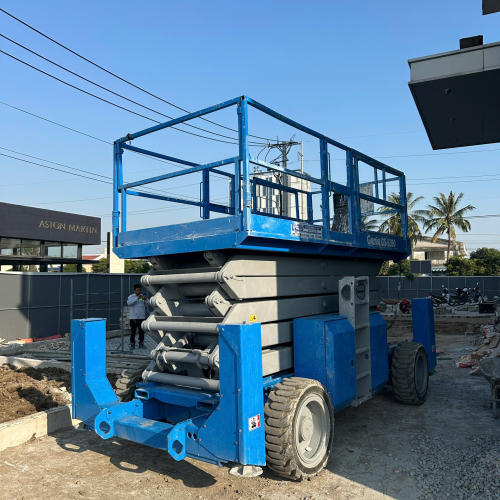 Cho thuê xe nâng tại Showroom Mercedes-Benz quận 7