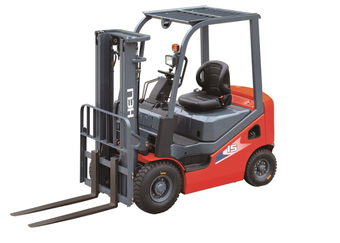 Xe nâng dầu 1.5 tấn
