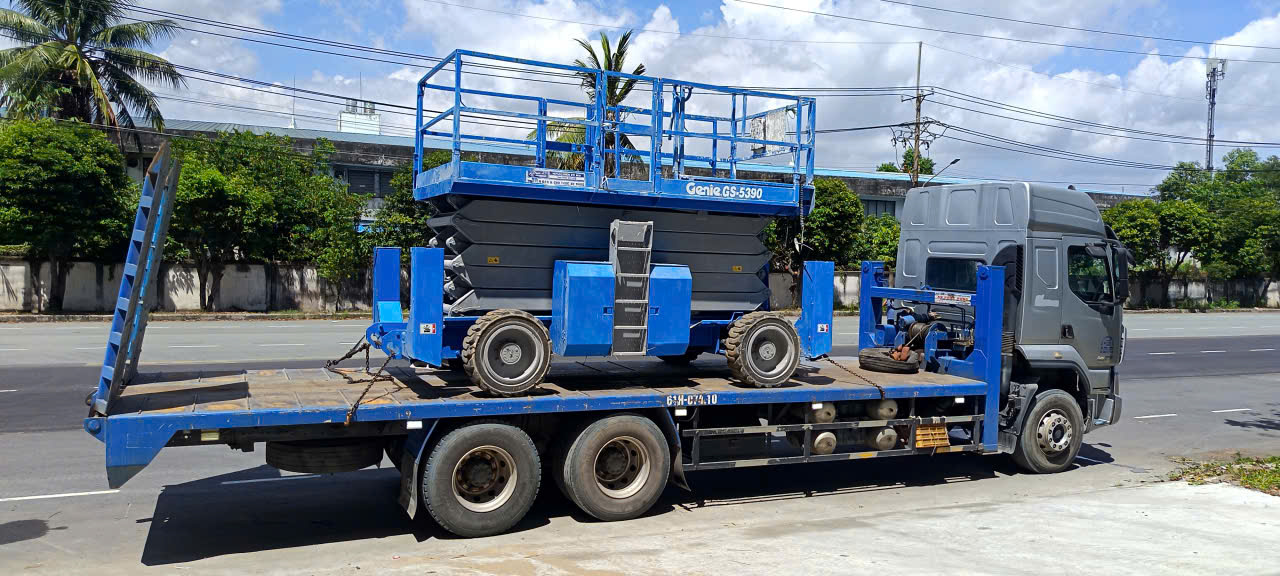 Cho thuê xe nâng tại Showroom Mercedes-Benz quận 7