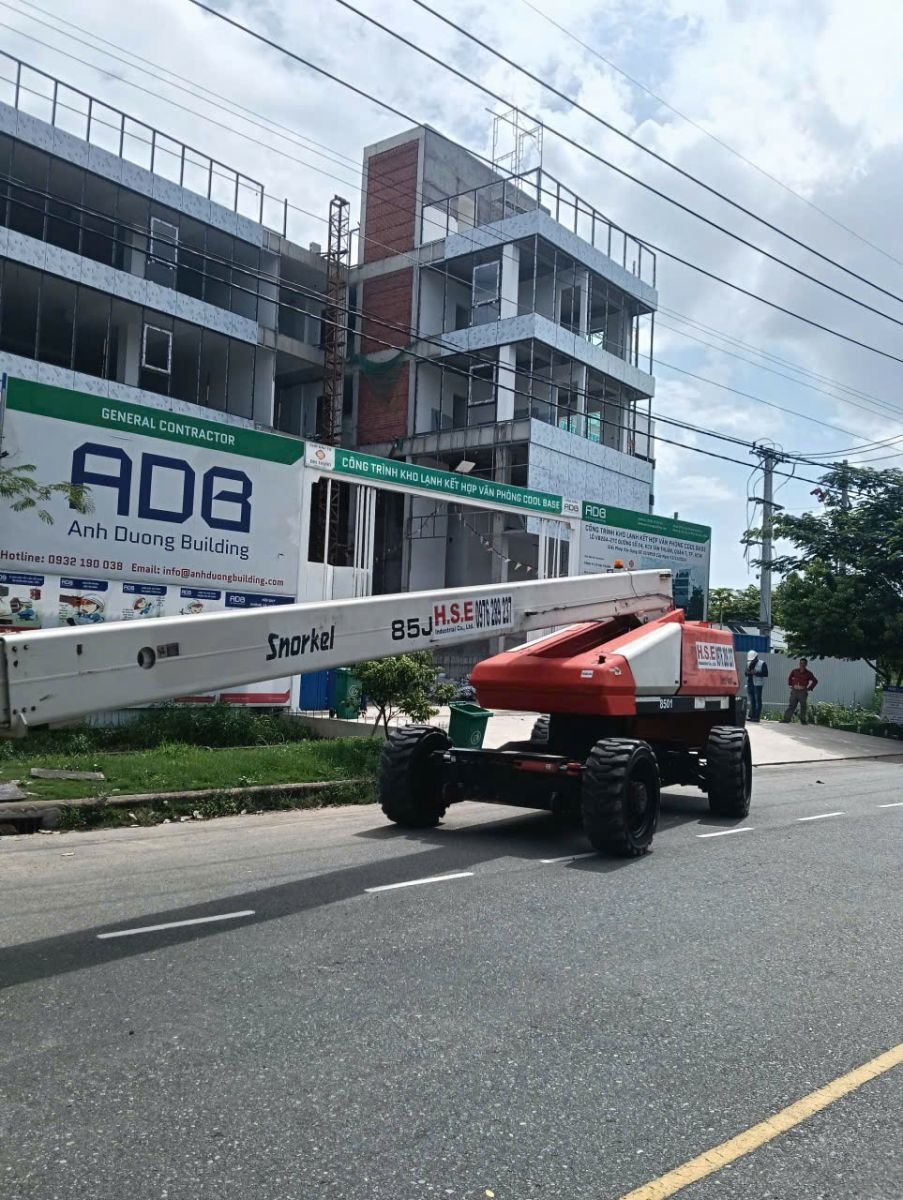 Cho thuê xe nâng tại công trình kho lạnh kết hợp văn phòng COOL BASE
