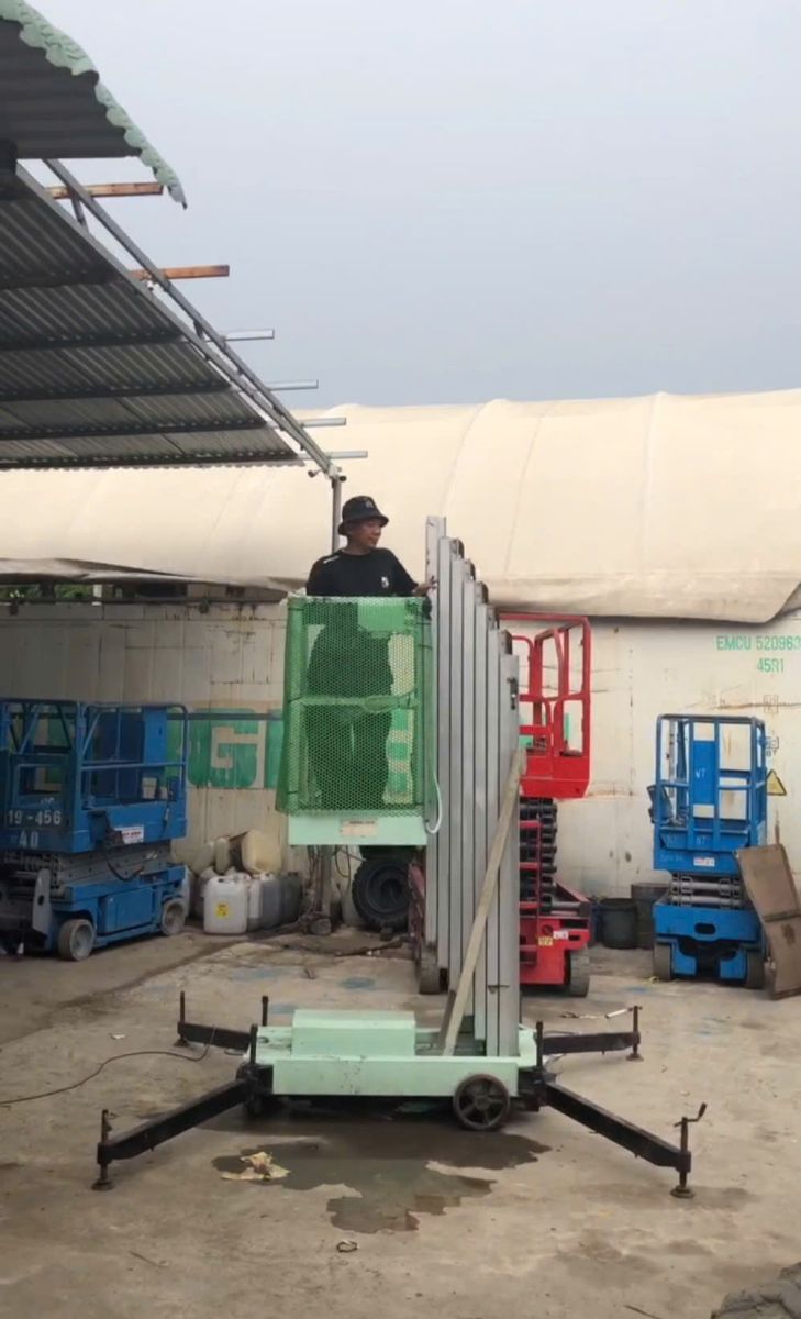 Thuê Xe Nâng Dạng Cắt Kéo Chạy Điện Hay Dầu? So Sánh Chi Tiết Ưu Nhược Điểm